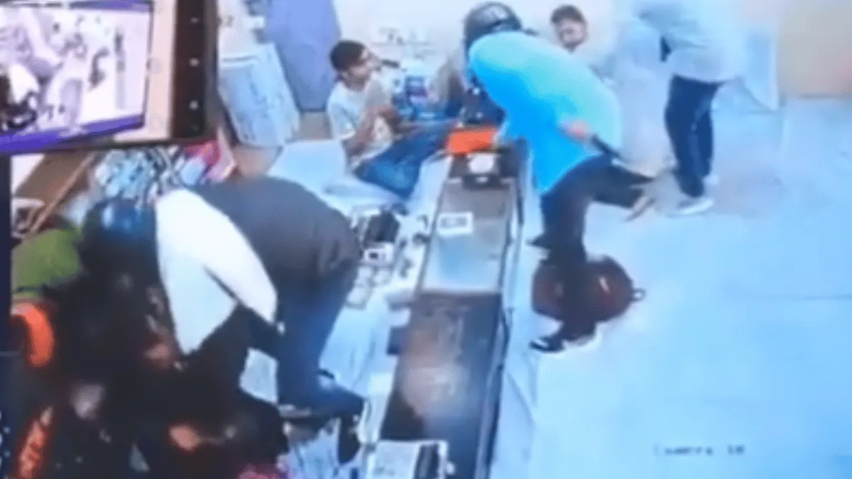 masked-robbers-loot-jewellery-worth-crores-from-up-shop-in-broad-daylight-viral-video-triggers-safety-concerns
